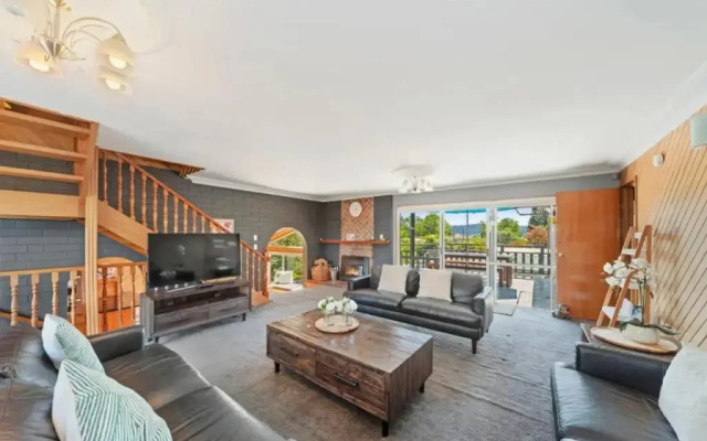 Wharewaka Lodge – Guest Rooms – Taupo
