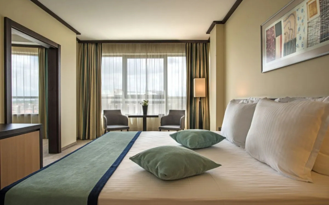 Rosslyn Central Park Hotel