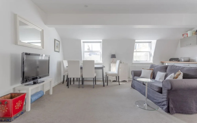 Bright & Airy 1 Bedroom Apartment in Central London