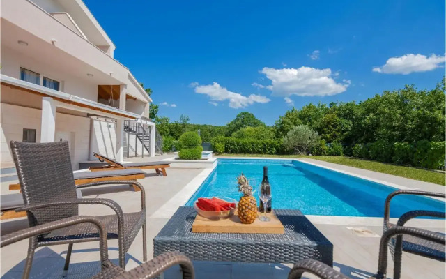 Three-Bedroom Holiday Home in Zagvozd
