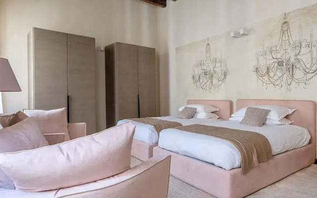 Venice Canal Palazzo Gracious and Modern 3 Bedroom Apartment