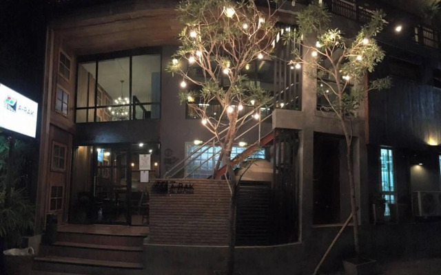 The Arak Bed Bar and Hostel