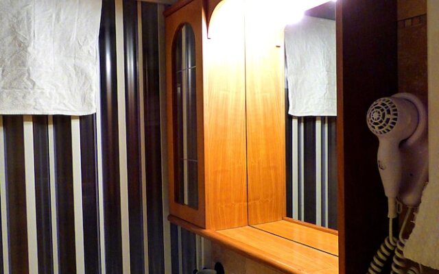 Chalet sul lago Hotel In Montagna