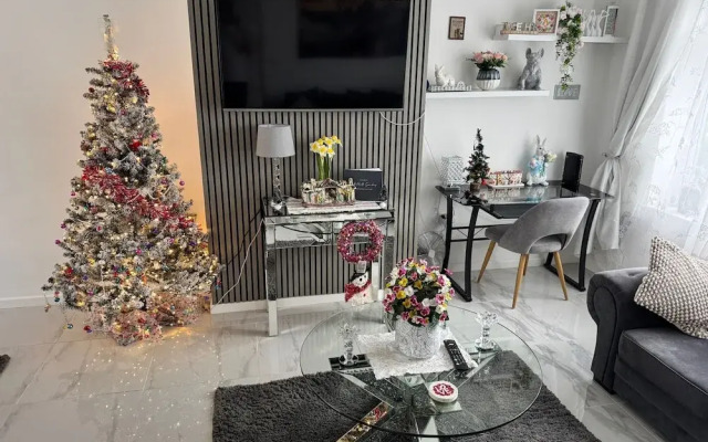 Modern 3-bed Hideaway Near Westgate With Parking