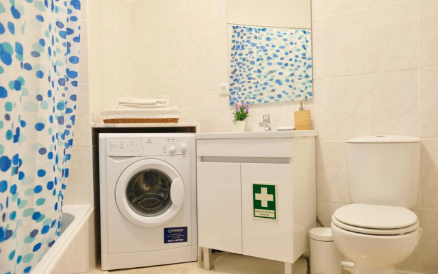 Peaceful & Spacious Apt with Parking & Queen Bed