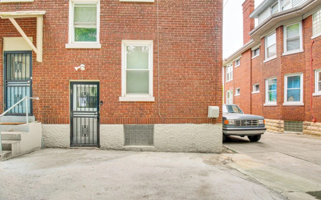 Pet-friendly Cincinnati Apt: 5 Mi to Downtown!