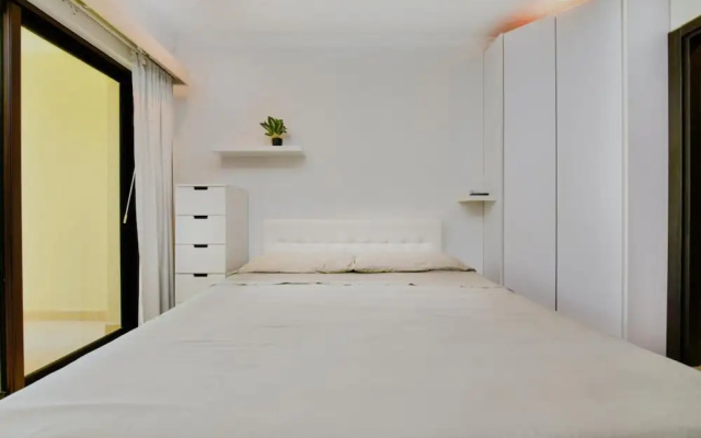 Amazing 1BR 2BA Condo Great Location w Pool GYM