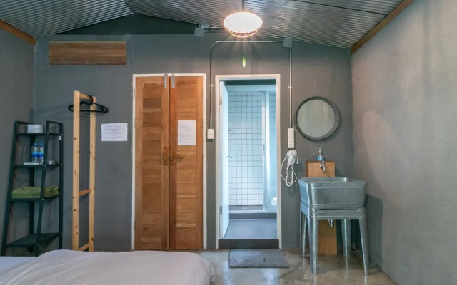Zhelter Hostel Bangkok by ZUZU