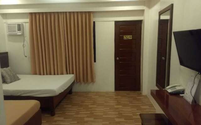 OYO 696 Jurias Garden Hotel