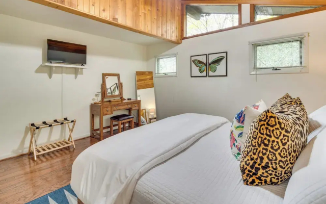 Rustic-chic Sapphire Home w/ Wraparound Decks