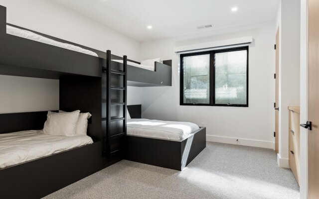 Modern Mountain Retreat