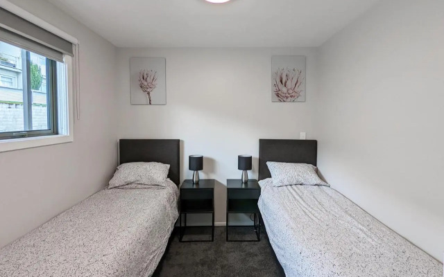 Central Location - 2 Bedroom Aptmt with Lake View