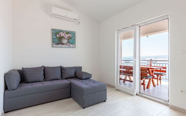 Apartment Ana - free parking: A7 Stanici, Riviera Omis
