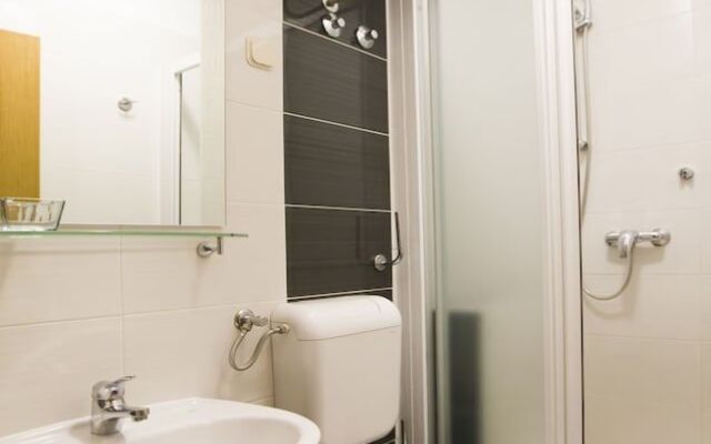Julije Rooms