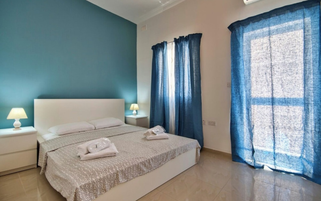 Few Minutes Walk of The Strand 1-bedroom Apartment