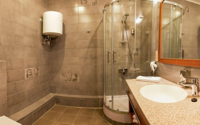 Twin Apart Hotel