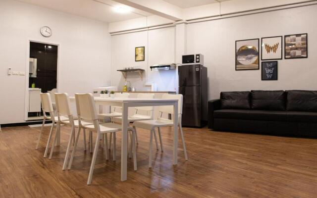 U4 Large 2 bed rooms full kitchen 200m to BTS