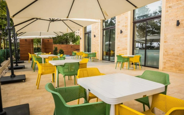 Le Grove Hotel