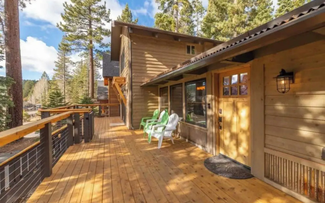 Henderson by Avantstay Lake View! Walk to Beach, Garwoods & More!