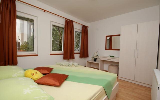 JoviZe - free parking - A6(2+2)