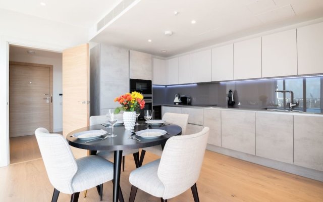Modern Family Home close to Victoria Station