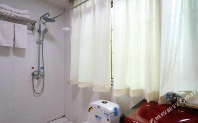 Zhenhua Business Hotel (South Bus Station Desiqin Square Branch)