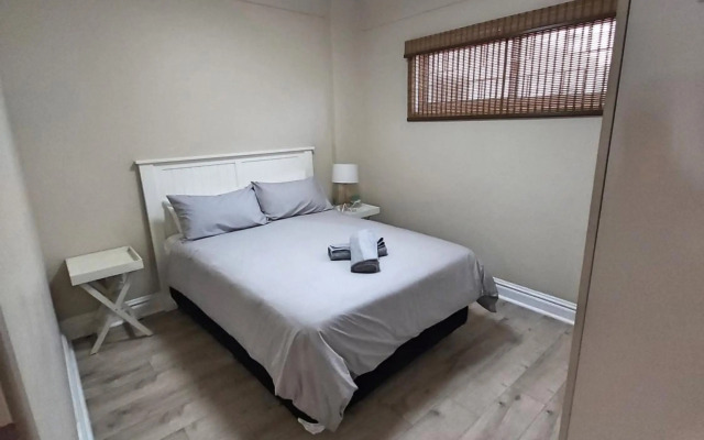 Whale Rock, Modern Beachfront Apartment