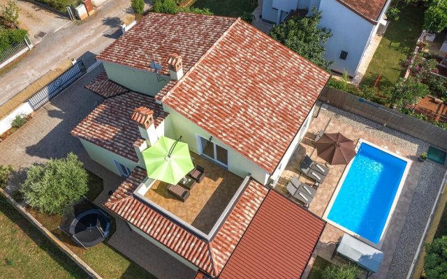 Beautiful Home in Fazana With Wifi and 5 Bedrooms