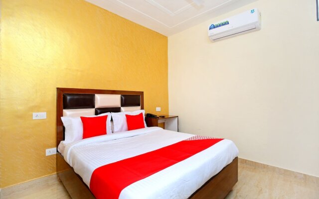 OYO 40307 Mohali Blue