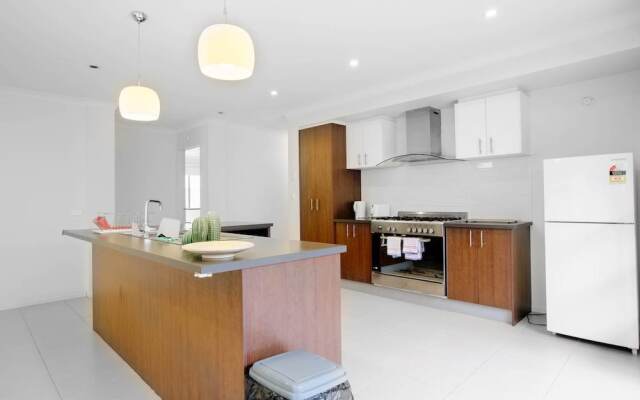 Lightful Charming House With Free Parking