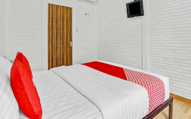 Super OYO 90828 Ara Guest House
