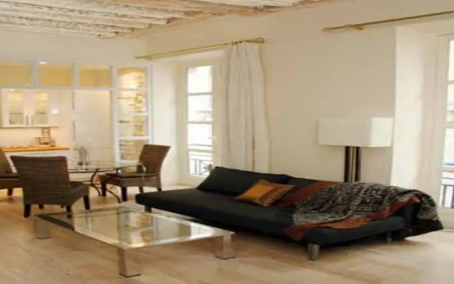 Large Marais Studio (321)