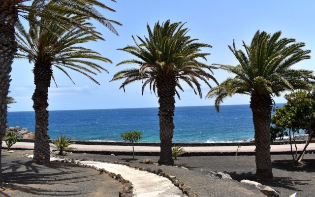 Sunny Bungalow in front of sea