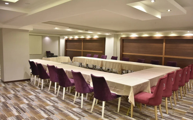 Gold Ci̇ty Hotel
