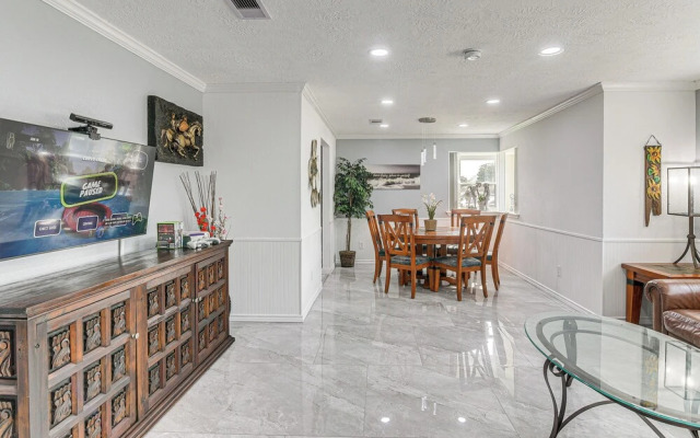Galveston Group Getaway ~ 2 Blocks to Beach!