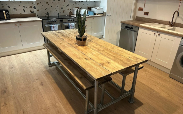 Cotswolds Large 4 Bed House Parking-Wifi
