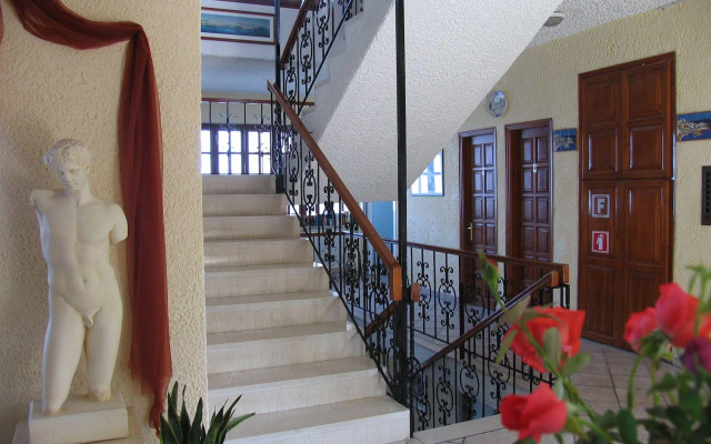 Cavos Bay Hotel and Studios