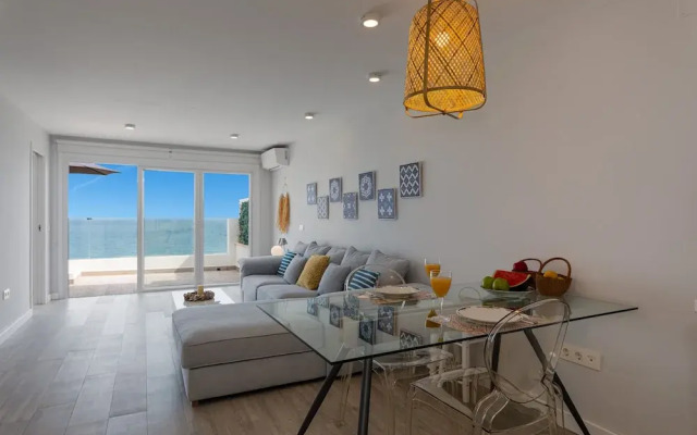 Sea View Apartment 2 Min Walk From the Beach