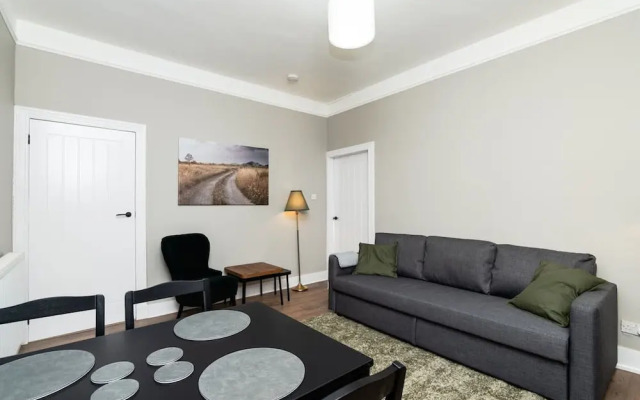 2 Bedroom Flat - Free Parking