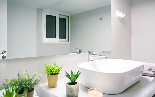 Charming 2 bdr apt next to Piraeus port
