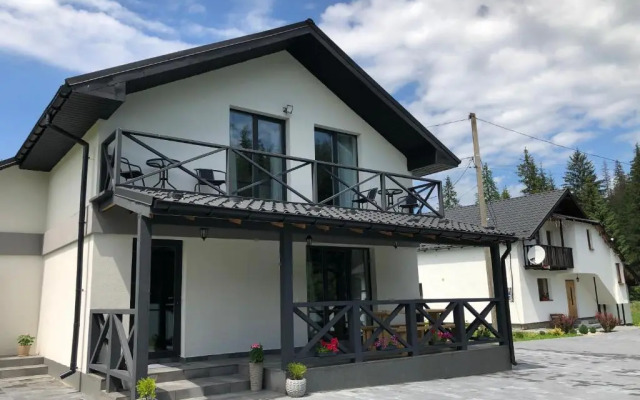 U Anastasii i Sofii bilya richki