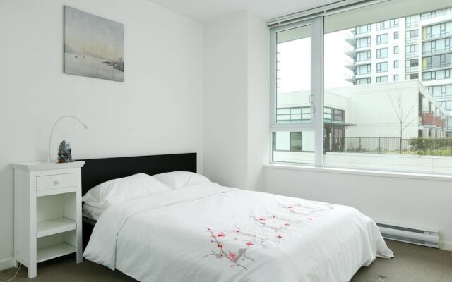 Convenient 2bdr 2BA Richmond Centre Condominium