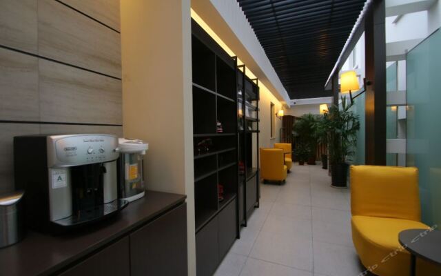 Home Inn Plus Shanghai Huaihai Road Sinan Road