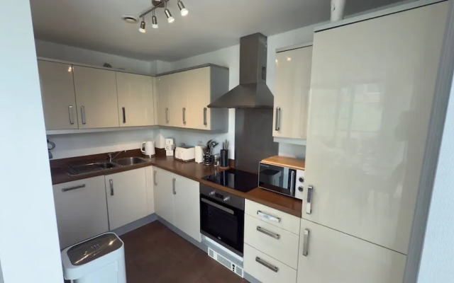 Central M K 2-bedroom Apartment, Sleeps 4, Parking