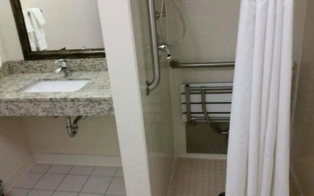 Cobblestone Hotel & Suties - Baldwin