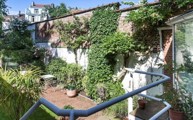 Large Twin Room Street View Shared Bathroom