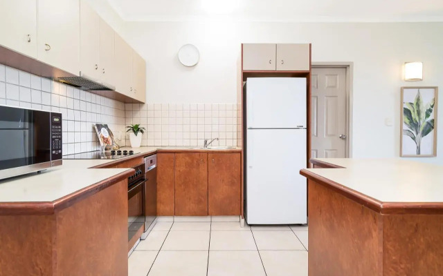 Huge CBD Top Floor Apartment with Breath Taking Views!