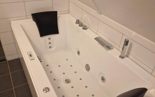 Holiday Home in Scherpenisse With Bubble Bath