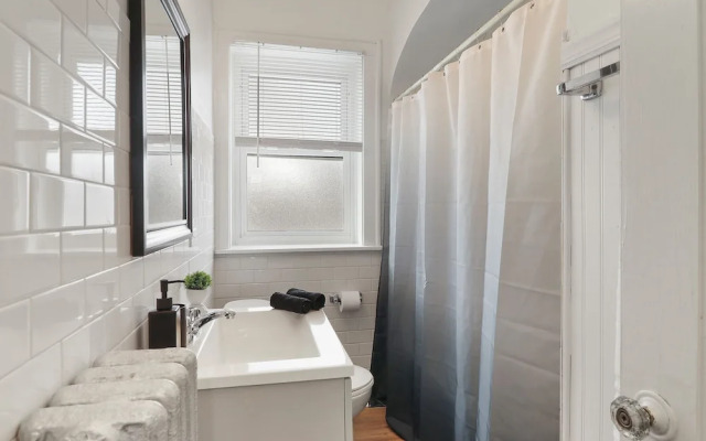 Chic 2BR Apt in Skokie - Elm 3A