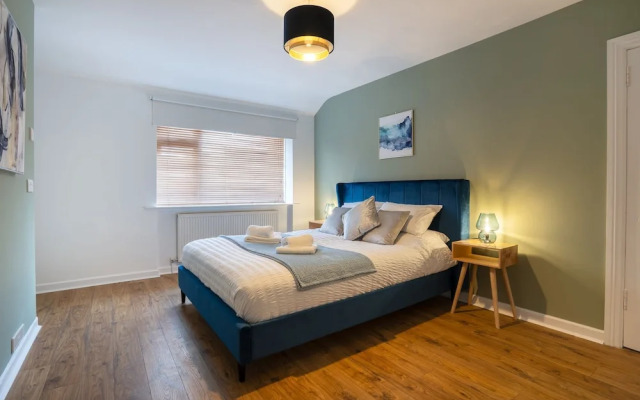 Large-2 Bed House-free Parking